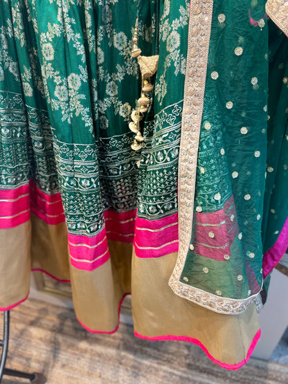 Elegant Green Lehenga with Pink Embroidered Blouse & Dupatta – Indian Ethnic Wear